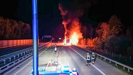 Feuerwehrleute löschen einen brennenden Lkw-Auflieger auf der A7 bei Bad Fallingbostel. © Kreisfeuerwehr Heidekreis 