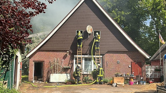 Feuerwehrleute löschen einen Dachstuhlbrand im Landkreis Stade. © Polizeiinspektion Stade 