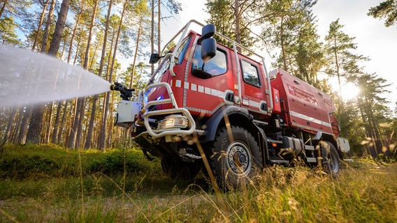 Ehrenamtliche Feuerwehrkräfte üben den Einsatz vom Waldbrandtanklöschfahrzeug "CCFM 3000". © dpa-Bildfunk Foto: Moritz Frankenberg