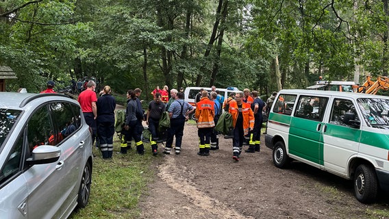 Helfer haben sich in der Nähe des Lopausees versammelt. Helfer haben sich in der Nähe des Lopausees versammelt. © Samtgemeinde Amelinghausen