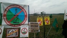 Mehrere Anti-Fracking Schilder stehen auf einem Feld. © NDR.de Foto: Joachim Reinshagen