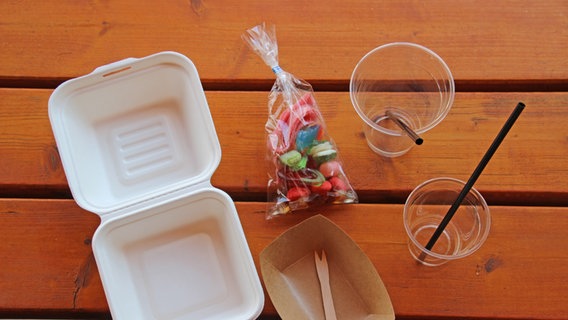 Zwei Pommesschalen, zwei Becher und eine bunte Tüte: Alles aus plastikfrei hergestellt. © NDR Foto: Franziska Krämer