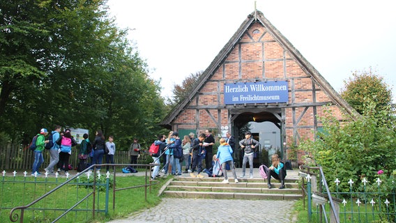 Vor dem Freilichtmuseum in Kiekeberg tummeln sich die Besucher. © K. Geisel 