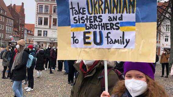 Eine Fridays for Future Demonstration für die Ukraine in Lüneburg. © NDR Foto: Tullio-Francesco Puoti