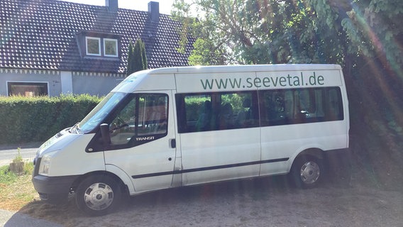 Ein Bus, mit dem Menschen zu Friedhöfen der Gemeinde Seevetal fahren können. © Erich Schwentke Foto: Erich Schwentke