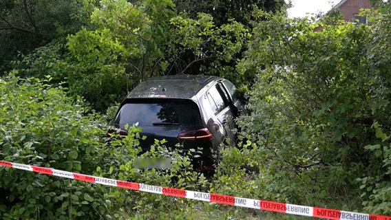 Ein Fluchtfahrzeug mutmaßlicher Automatensprenger liegt im Landkreis Lüneburg in einer Wiese. © TeleNewsNetwork 