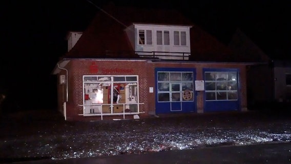 Eine Bankfiliale ist nach einer Automatensprengung zerstört. © Hellwig TV Elbnews Produktion 