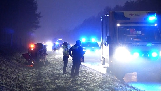 Ein Pkw liegt nach einem Glätte-Unfall neben der A27 bei Walsrode. © Nord-West-Media-TV 