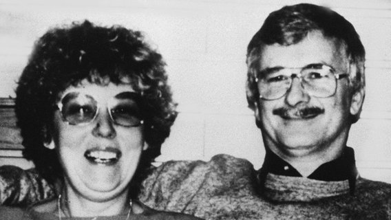 Das Polizeifoto zeigt die 45-jährige Ursula R. und ihren 52-jährigen Ehemann, die in einem Waldgebiet bei Göhrde (Niedersachsen) im Juni 1989 ermordet wurden. © dpa-Bildfunk 