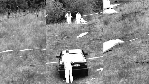 Polizeibeamte untersuchen im Wald in der Göhrde bei Oldendorf (Niedersachsen) ein Fahrzeug am Auffindeort eines ermordeten Paares. © dpa - Picture Alliance Foto: Michael Behns