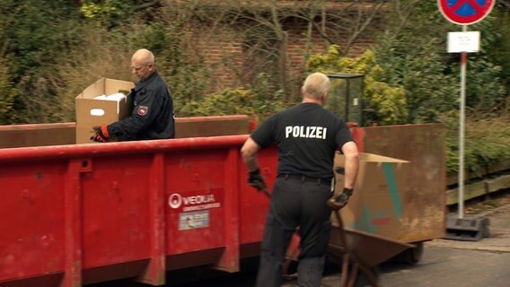 Die Polizei räumt Gegenstände aus einem Einfamilienhaus.  Foto: Andreas Rabe