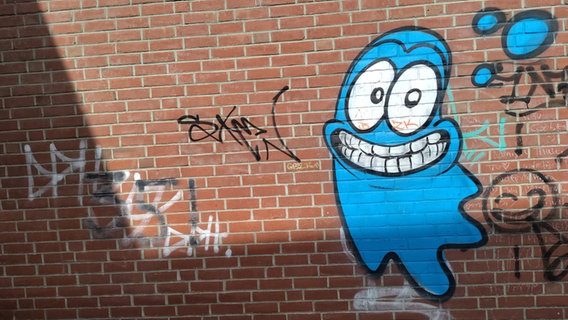 Ein blauer Geist wurde in Lüneburg an eine Wand gesprüht. Ein blauer Geist wurde in Lüneburg an eine Wand gesprüht. © NDR Foto: Sara Simons