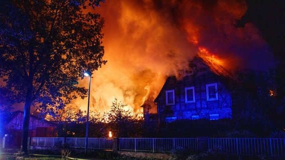 Flammen schlagen aus einer Scheune. © Kreisfeuerwehr Lüchow-Dannenberg 
