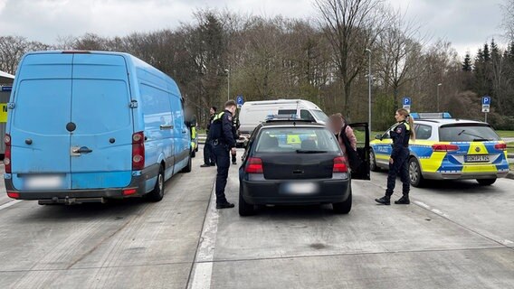 Polizisten bei einer Großkontrolle auf der A1 © Polizeiinspektion Rotenburg 