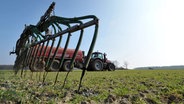 Ein Landwirt verteilt Gülle auf einem Feld nahe der Ortschaft Holthusen II (Landkreis Uelzen). © picture-alliance Foto: Philipp Schulze