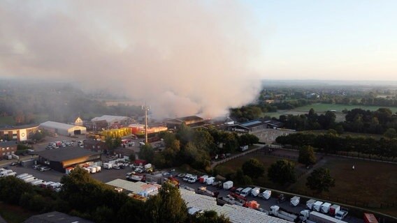 Ein Rauchsäule über einem Industriegebiet in Harsefeld. (Luftbild) © Nord-West-Media TV 