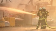 Feuerwehrleute löschen einen Brand in einem Industriegebiet in Harsefeld. © Nord-West-Media TV 