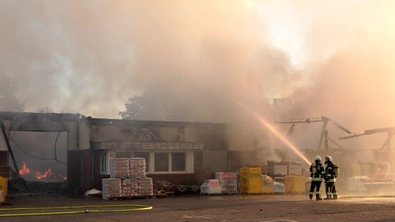 Feuerwehrleute löschen einen Brand in einem Industriegebiet in Harsefeld. © Nord-West-Media TV 