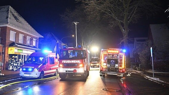 Die Feuerwehr löscht einen Brand in Harsefeld © Polizeiinspektion Stade 