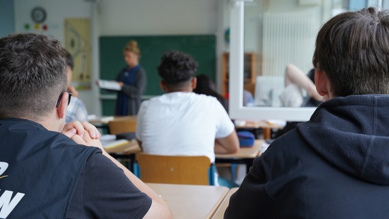 Schüler sitzen in einer Klasse und schauen zur Tafel. © Marlene Kukral/Johannes Koch Foto: Marlene Kukral/Johannes Koch