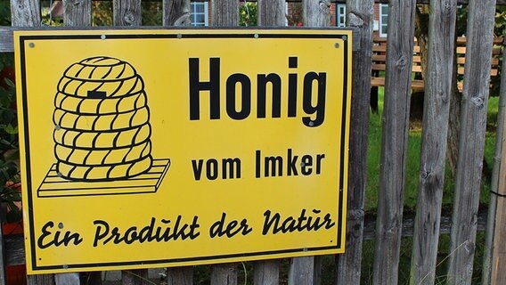 Das Foto zeigt ein Schild mit der Aufschrift "Honig vom Imker, ein Produkt der Natur." © NDR Foto: Stefanie Nickel