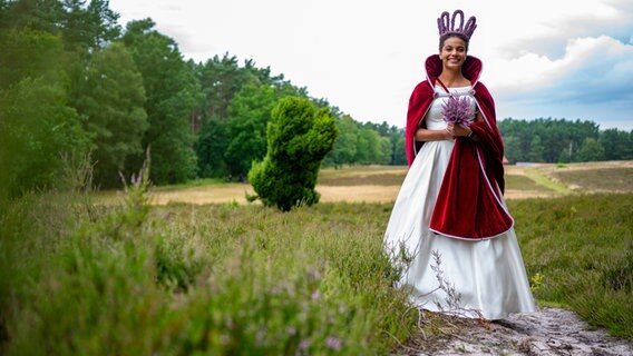 Die scheidende Heidekönigin Leonie Lareya steht in der Lüneburger Heide. © picture alliance/dpa | Philipp Schulze Foto: Philipp Schulze