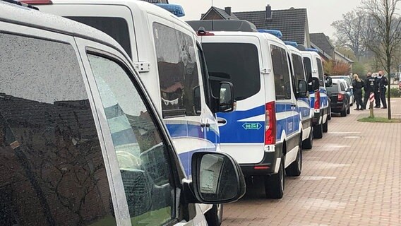 Mehrere Einsatzfahrzeuge der Polizei stehen an einer Straße. © Polizeiinspektion Heidekreis 