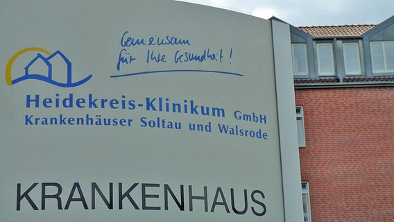 Das Schild vor dem Heidekreis-Klinikum. © NDR Foto: Karsten Schulz