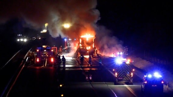 Einsatzkräfte der Feuerwehr löschen einen brennenden Lkw auf der A1. © Hellwig TV Elbnews Produktion 
