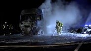 Einsatzkräfte der Feuerwehr löschen einen brennenden Lkw auf der A1. © Hellwig TV Elbnews Produktion 