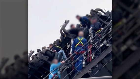 Besucher des Heidepark werden aus einer defekten Achterbahn Krake befreit. © Marie Luise Krumbein Foto: Marie Luise Krumbein