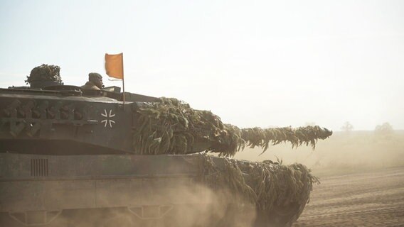 Soldaten fahren bei einer Übung der Bundeswehr mit einem Panzer. © NDR 