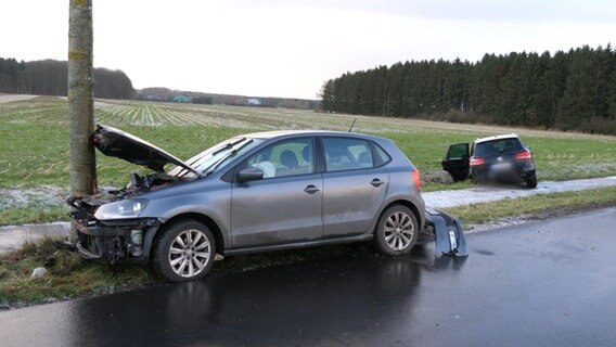 Das Bild zeigt zwei Fahrzeuge nach einem Unfall nahe Hellwege (Landkreis Rotenburg (Wümme)). © NonstopNews 
