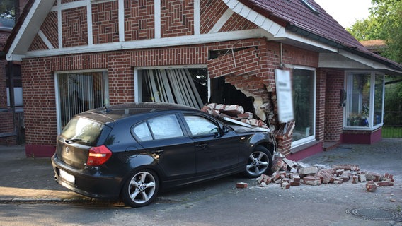 Ein Pkw steht nach einem Unfall in der Fassade eines Fachwerkhauses. © Polizeiinspektion Harburg 