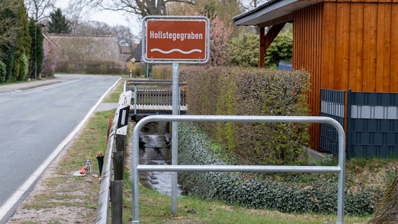Ein Metallgeländer ist vor dem Hollstegegraben in der Gemeinde Otter aufgebaut. Ein Metallgeländer ist vor dem Hollstegegraben in der Gemeinde Otter aufgebaut. © JOTO Foto: Tobias Johanning