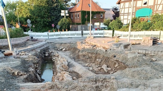 Überreste eines historischen Bauwerks sind in einer Baugrube in Holtensen zu sehen. © Wilhelm Subke Foto: Wilhelm Subke