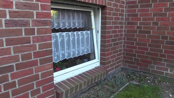 Fenster eines Wohnhauses in Horneburg. Hier wurde eine 43-Jährige getötet. © TV Elbnews 