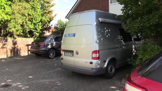 Ein Polizeiauto vor einem Wohnhaus in Horneburg. Hier wurde eine 43-Jährige getötet. © TV Elbnews 