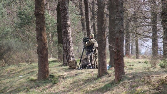 Soldaten stehen zwischen Bäumen Soldaten stehen zwischen Bäumen © NDR Foto: Lars Gröning
