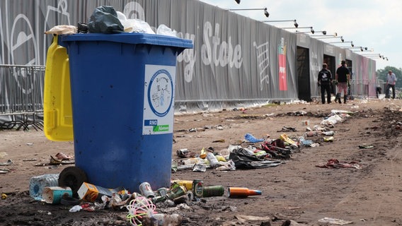 Eine überfüllte Mülltonne. © NDR Foto: Adrian Lange