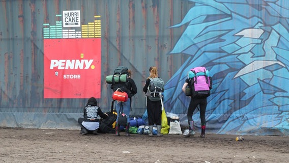 Festivalbesucher packen ihre Campingsachen zusammen. © NDR Foto: Adrian Lange