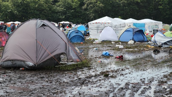 Zelte stehen im Schlamm. © NDR Foto: Adrian Lange