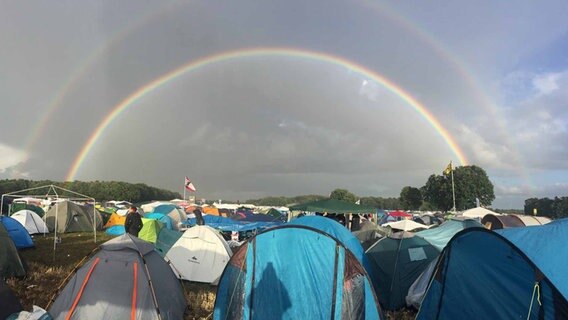 Ein Regenbogen über dem Campingbereich des Hurricane Festivals. © dpa-Bildfunk Foto: dpa-Bildfunk