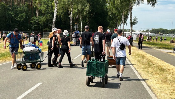 Besucher bei der Anreise zum Hurricane Festival 2023 © NDR Foto: Svenja Nanninga