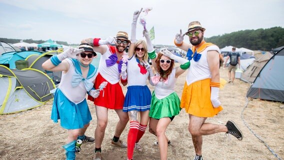 Besucher des Hurricane Festivals  stehen verkleidet als Charaktere aus der Serie "Sailor Moon" auf dem Zeltplatz. © dpa-Bildfunk Foto: Hauke-Christian Dittrich