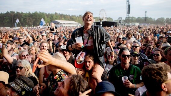 Zahlreiche Festivalbesucher hören sich auf dem Hurricane Festival das Konzert des deutschen Sängers Axel Bosse an. © dpa-Bildfunk Foto: Hauke-Christian Dittrich