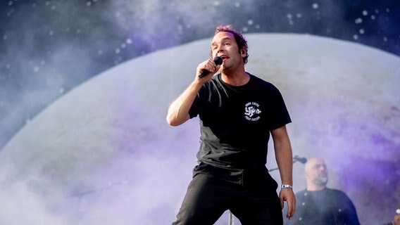 Der deutsche Sänger Axel Bosse steht auf dem Hurricane Festival auf der Bühne. © dpa-Bildfunk Foto: Hauke-Christian Dittrich