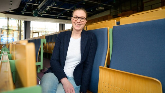 Monika Imschloß, Professorin an der Leuphana Universität Lüneburg, sitzt in einem Hörsaal. © Philipp Schulze/dpa Foto: Philipp Schulze
