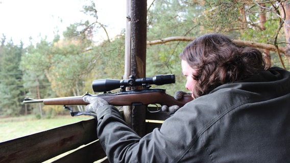 Jägerin Katrin Burkhardt schaut durch das Zielfernrohr ihres Gewehres. © NDR Foto: Ann-Kristin Mennen