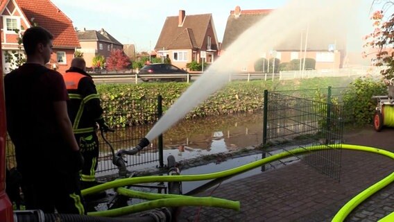 Einsatzkräfte der Feuerwehr spritzen Frischwasser in die Fleete. Einsatzkräfte der Feuerwehr spritzen Frischwasser in die Fleete. © TV Elbnews Foto: TV Elbnews